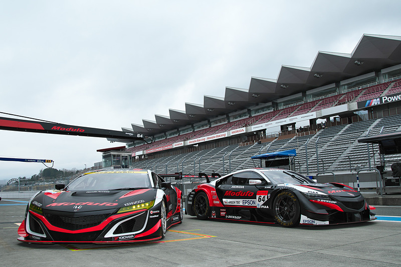 64号車「Modulo EPSON NSX-GT」と34号車「Modulo KENWOOD NSX GT3」