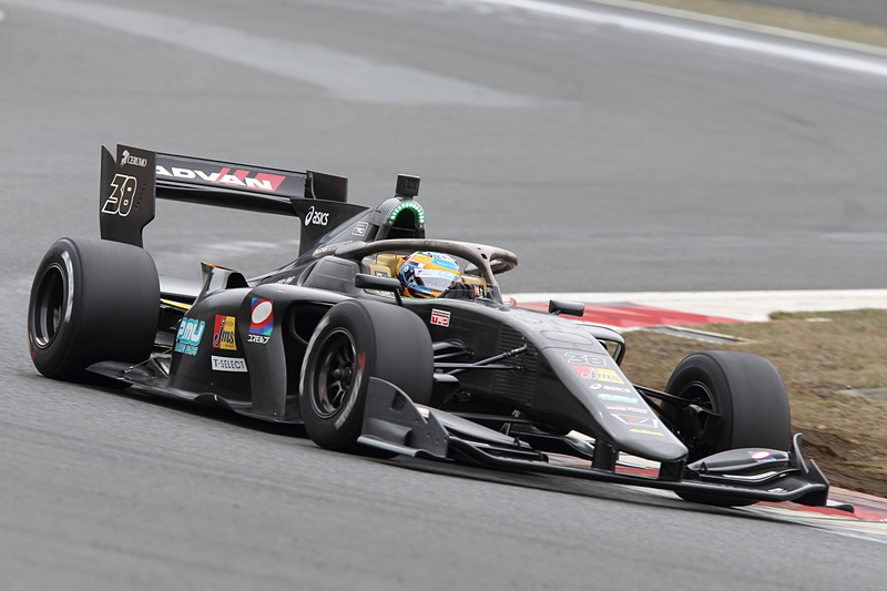 開幕前の最終テストを行なう新型マシン「SF19」