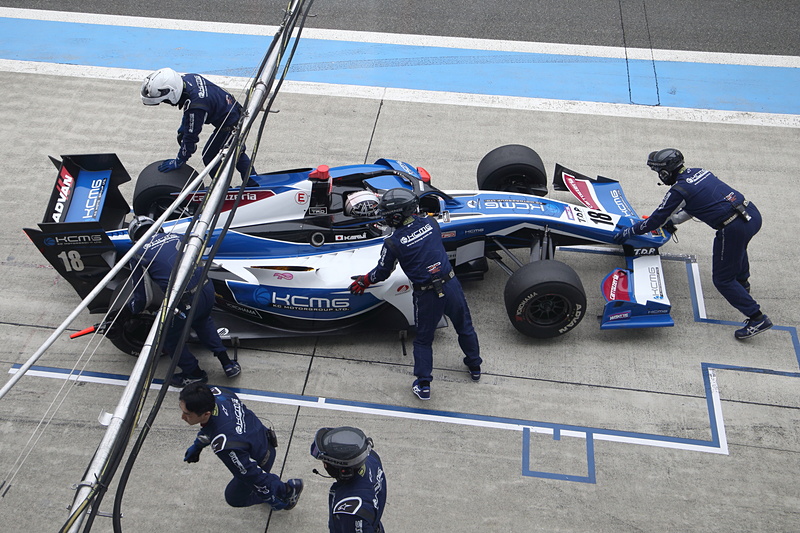 様々な角度から見るSF19のフォルム