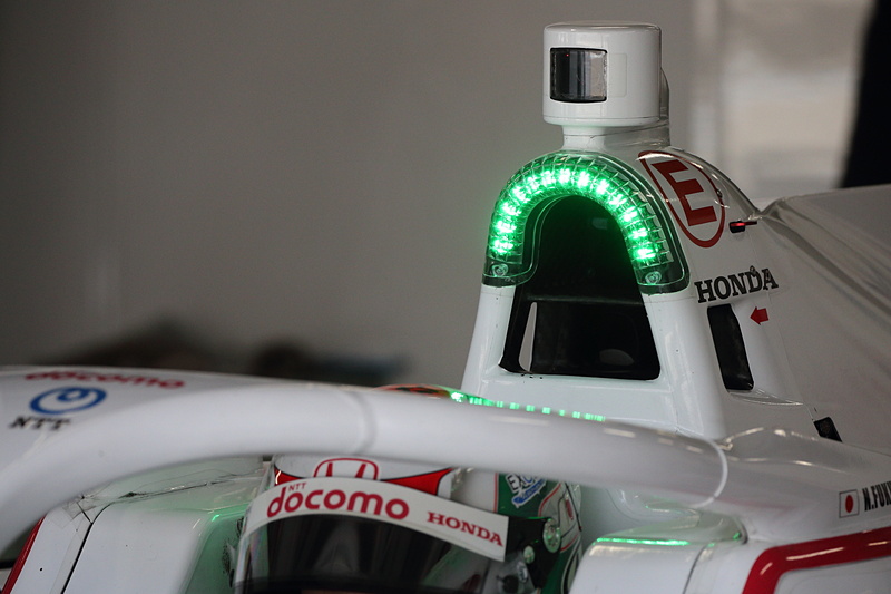 レース中合計100秒使えるオーバーテイクシステムだが、残り使用可能時間が20秒を切るとコクピット上部のランプが赤くなる