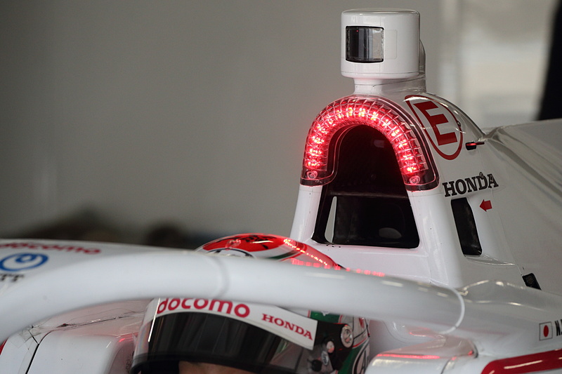 レース中合計100秒使えるオーバーテイクシステムだが、残り使用可能時間が20秒を切るとコクピット上部のランプが赤くなる