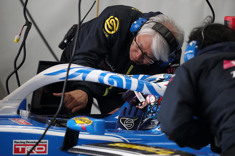 緊張感漂うピットの風景