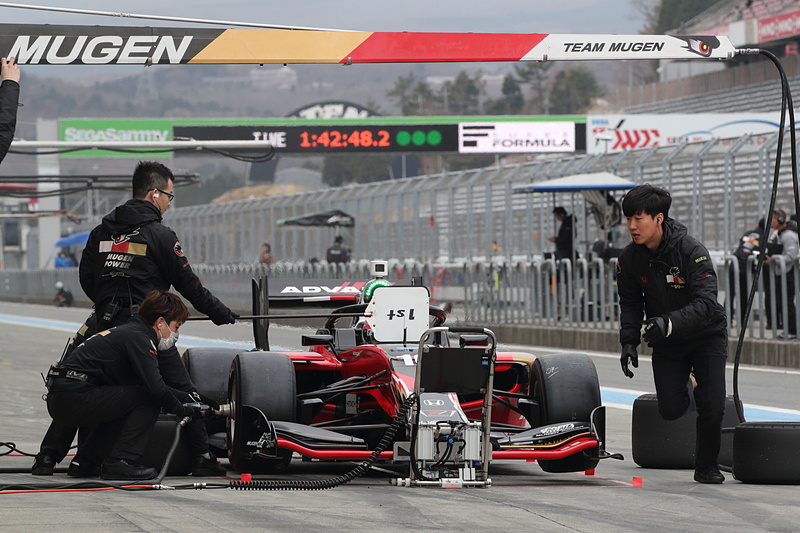 開幕戦を控え各チームともに各部のセッティングに余念のない2日間であった