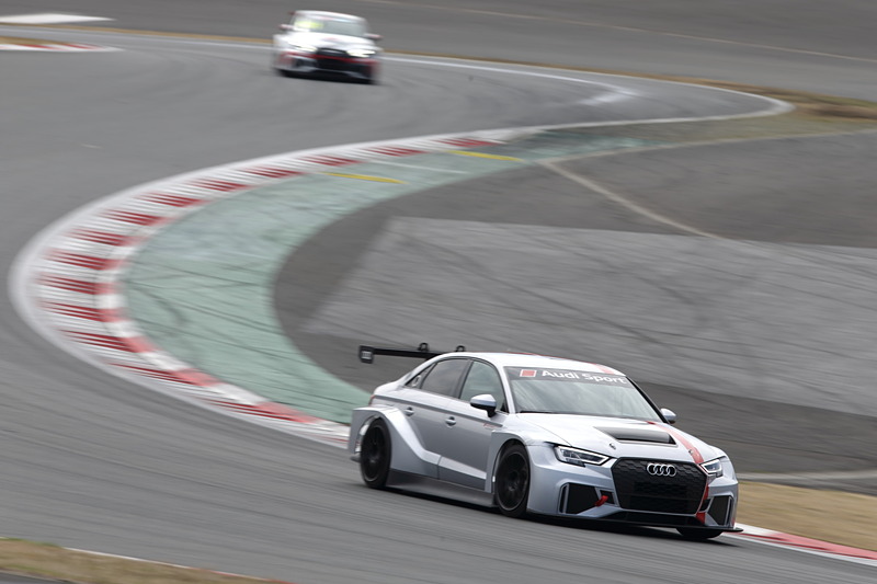 5月の開幕戦に向けてテスト走行を行なうTCR車両