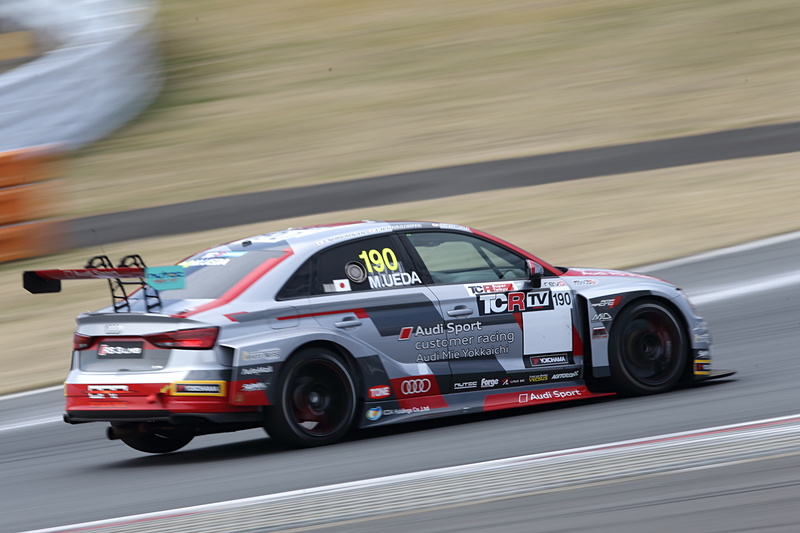 5月の開幕戦に向けてテスト走行を行なうTCR車両