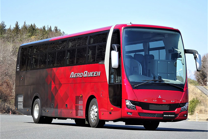 2019年モデルに進化した大型観光バス「エアロクィーン＆エアロエース」に三菱ふそうの喜連川研究所で試乗することができた。2019年モデルではLEDヘッドライトやフォグランプを採用した新しいフロントマスクが与えられるとともに、「アクティブサイドガードアシスト」「ABA4 歩行者検知機能追加」「ドライバー異常時対応システム（国交省準拠）」「バスコネクト（BusConnect）」「火災延焼防止装置」といった安全装備が与えられている