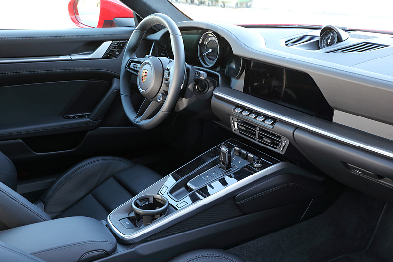 インテリアでは1970年代の911モデルを想起させる直線的なラインを特徴としたダッシュボード、ポルシェ特有の中央のレブカウンターの横に位置する2つのフレームレスの薄型自由形状ディスプレイなどを採用