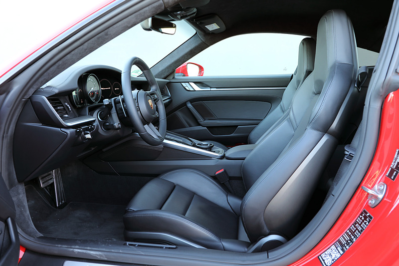 インテリアでは1970年代の911モデルを想起させる直線的なラインを特徴としたダッシュボード、ポルシェ特有の中央のレブカウンターの横に位置する2つのフレームレスの薄型自由形状ディスプレイなどを採用