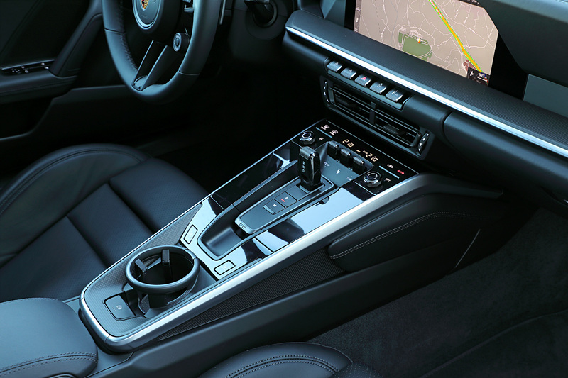 インテリアでは1970年代の911モデルを想起させる直線的なラインを特徴としたダッシュボード、ポルシェ特有の中央のレブカウンターの横に位置する2つのフレームレスの薄型自由形状ディスプレイなどを採用