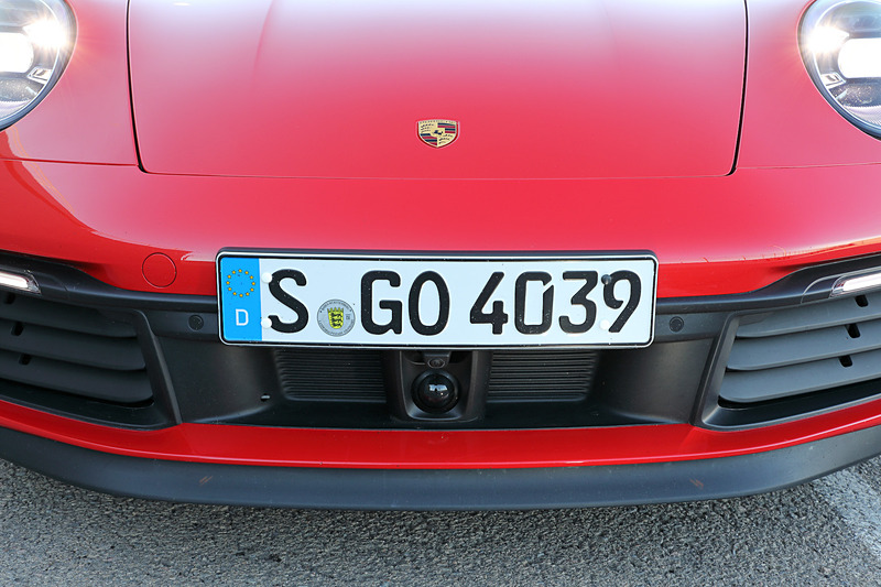 新型911のフロントボディは従来から45mmワイド化されるとともに、ドアと面一の電動ポップアウトハンドルの採用によってテーパーの付いた滑らかなサイドラインを際立たせるデザインに仕上げた。また、初代911を彷彿とさせる新しいLEDヘッドライトを採用したほか、リアまわりではワイドな可変式リアスポイラーとエレガントなシームレスのライトバーを備えるのが特徴