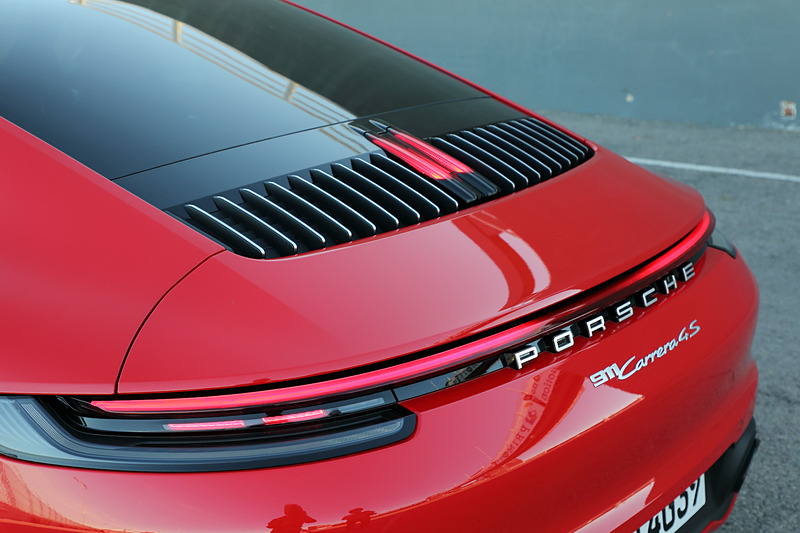 新型911が搭載する水平対向6気筒 3.0リッターターボエンジンは、最高出力331kW（450PS）、最大トルク530Nmを発生。カレラ 4Sの0-100km/h加速は3.7秒（スポーツクロノパッケージ装着時は3.5秒）