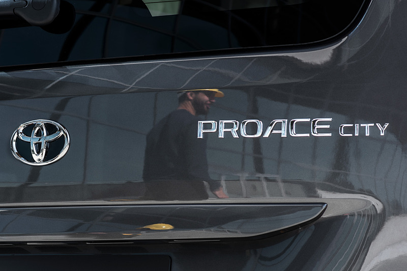小型商用車「PROACE CITY」のティザー写真