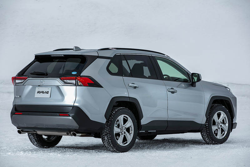 ガソリン仕様の「G」グレード（シルバーメタリック）。駆動システムは「ダイナミックトルクコントロール4WD」