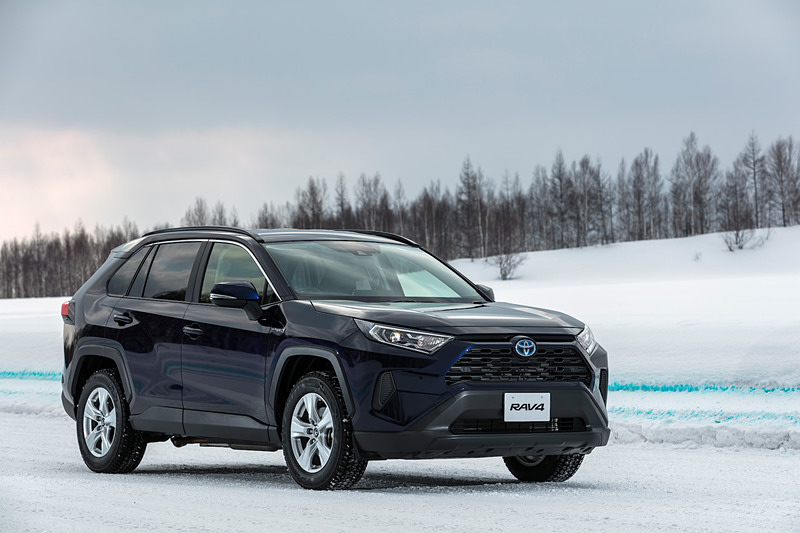 ハイブリッド仕様の「HYBRID X」グレード（ダークブルーマイカ）。新型E-Fourを採用し、前後輪トルク配分を100：0～最大20：80まで変更可能