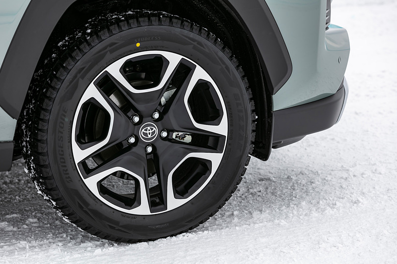 Adventureのエクステリアでは、力強いデザインの専用フロントグリルとフロントスキッドプレート、ボディのリフトアップ感を強める専用フロントバンパーとフロントフォグランプベゼル、専用デザインの19インチアルミホイール、大型化したホイールアーチモールなどを採用し、オフロードイメージを高めている