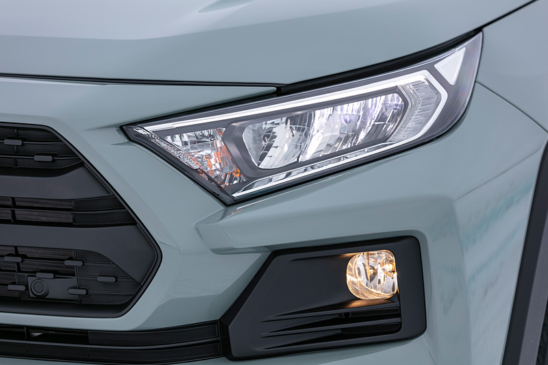 Adventureのエクステリアでは、力強いデザインの専用フロントグリルとフロントスキッドプレート、ボディのリフトアップ感を強める専用フロントバンパーとフロントフォグランプベゼル、専用デザインの19インチアルミホイール、大型化したホイールアーチモールなどを採用し、オフロードイメージを高めている