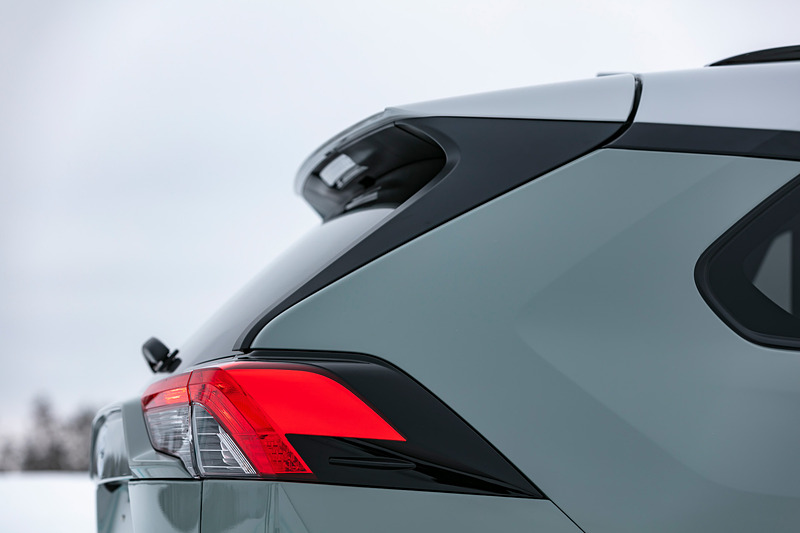 Adventureのエクステリアでは、力強いデザインの専用フロントグリルとフロントスキッドプレート、ボディのリフトアップ感を強める専用フロントバンパーとフロントフォグランプベゼル、専用デザインの19インチアルミホイール、大型化したホイールアーチモールなどを採用し、オフロードイメージを高めている