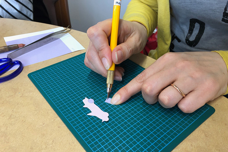 ポーセラーツの手順は、デザインが決まったらイメージに合う色や柄の転写紙を選んで、カッターで切り抜いていきます。これは夫が溺愛しているロードスターのシルエットを切っているところですが、とにかく曲線を切るのが難しくて、思わず息を止めてしまいました（笑）