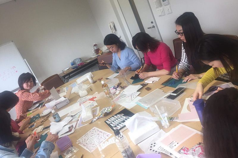 製作中はみんな真剣そのもの。普段の慌ただしい日常を忘れて、手元に集中する時間というのは、とっても清々しいものですね。ただ、女子なので口は常に動いており（笑）、あちこちで笑い声が響いている楽しい教室でした