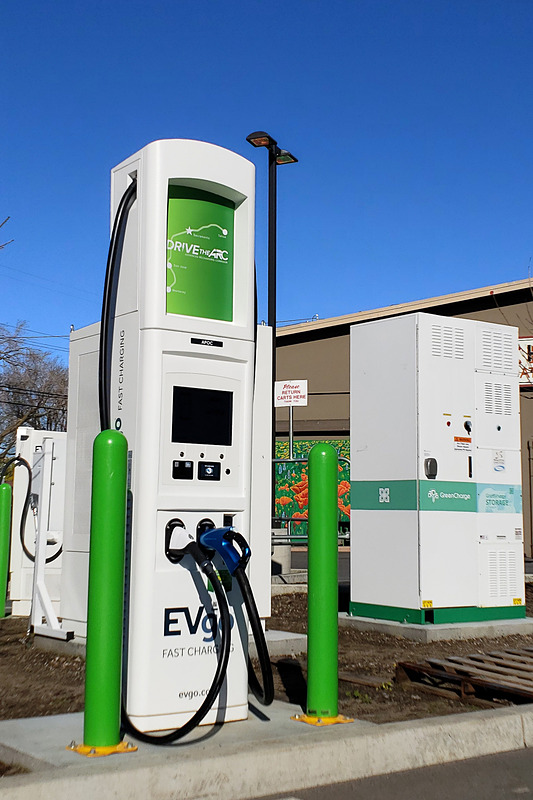 米国 カリフォルニア州で行なわれている実証事業で新たに設置された、「CHAdeMO（チャデモ）」規格に対応する出力100kWのEV用超高速充電器