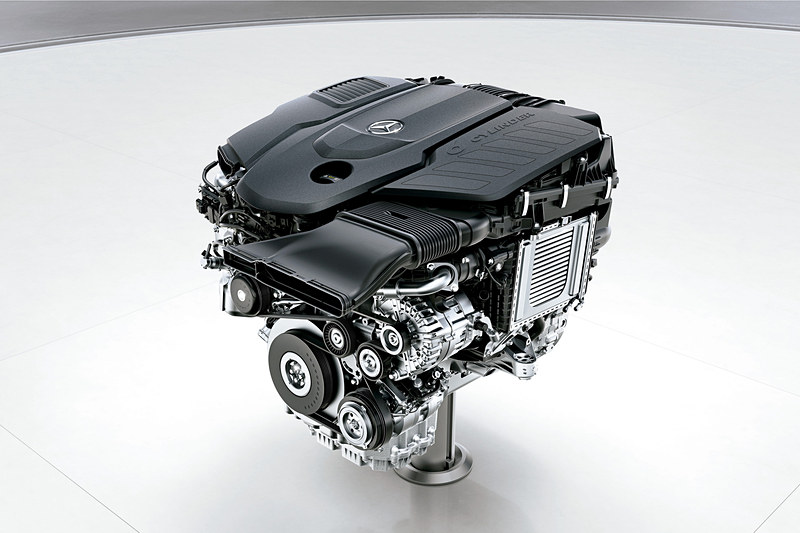 最高出力210kW（286PS）/3400-4600rpm、最大トルク600Nm（61.2kgfm）/1200-3200rpmを発生する直列6気筒DOHC 3.0リッターディーゼルターボ「OM656」型エンジン