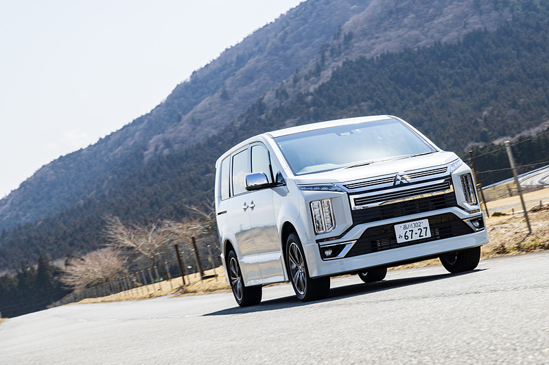 最高出力107kW（145PS）/3500rpm、最大トルク380Nm（38.7kgfm）/2000rpmを発生する直列4気筒 2.2リッターディーゼルターボ「4N14」型を搭載