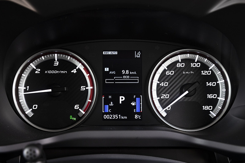 立体盤面を採用して見やすさを追求したハイコントラストメーターの間に、4.2インチカラーディスプレイのマルチインフォメーションディスプレイを備える