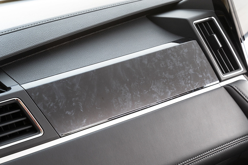 助手席前方の木目調アクセントパネルには青みがかった黒木目のバール杢を採用し、高級感と品格の高さをアピール