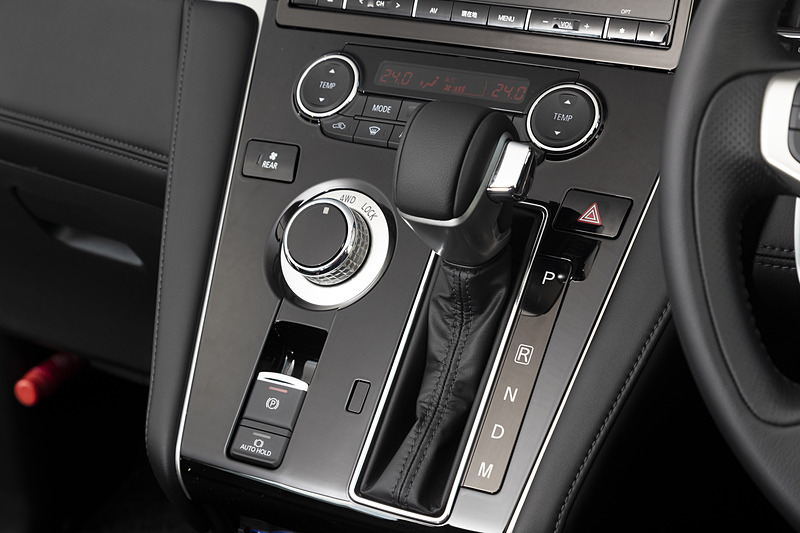 センターコンソールにストレートタイプのシフトセレクターをレイアウト。オートホールド機能を備える電動パーキングブレーキを全車標準装備