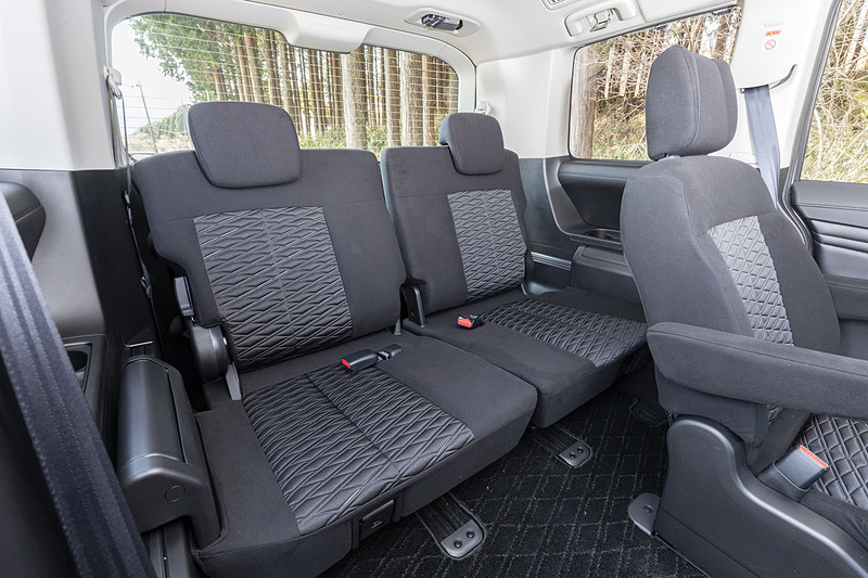 URBAN GEAR系のシートカラーはブラックのみ。シート表皮は写真のファブリックのほか、7人乗り仕様では本革シートを12万9600円高でオプション設定する