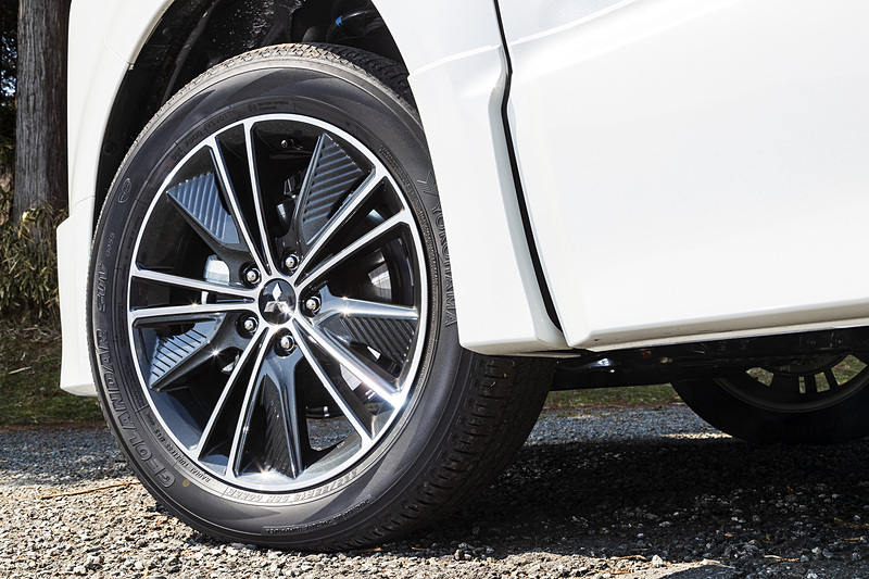 URBAN GEAR専用となる切削光輝仕上げの18インチホイールを採用。タイヤは225/55R18サイズの横浜ゴム「ジオランダー SUV G055」