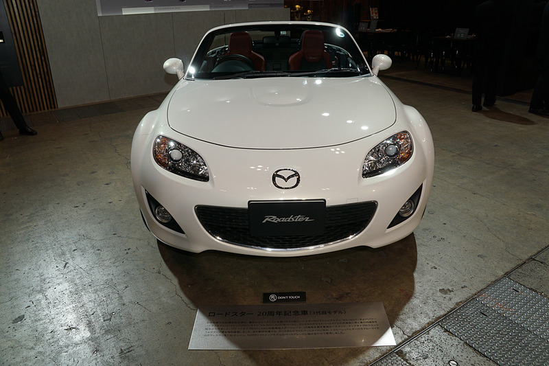 ロードスター20周年記念車（3代目モデル）2009年式。ソフトトップモデルおよびパワーリトラクタブルハードトップモデルをベースに、専用の内外装と装備を採用