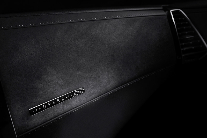 ダッシュボードやセンターコンソール、ドアトリムなどにアルカンタラをあしらう