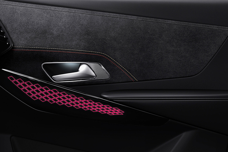 ダッシュボードやセンターコンソール、ドアトリムなどにアルカンタラをあしらう