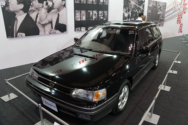 レガシィ ツーリングワゴンは、「世界一よく走るクルマ」を目指し、ボディ・エンジンともに新設計し、セダン同様の運動性能とワゴンの実用性を兼ね備え、その後のワゴンブームのきっかけとなった