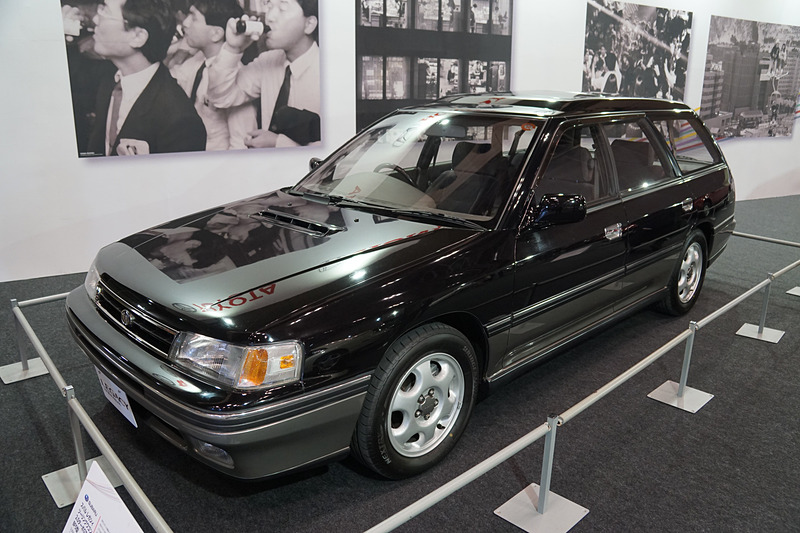 レガシィ ツーリングワゴンは、「世界一よく走るクルマ」を目指し、ボディ・エンジンともに新設計し、セダン同様の運動性能とワゴンの実用性を兼ね備え、その後のワゴンブームのきっかけとなった