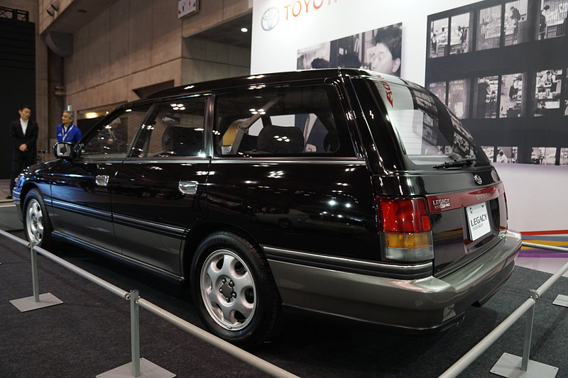 レガシィ ツーリングワゴンは、「世界一よく走るクルマ」を目指し、ボディ・エンジンともに新設計し、セダン同様の運動性能とワゴンの実用性を兼ね備え、その後のワゴンブームのきっかけとなった