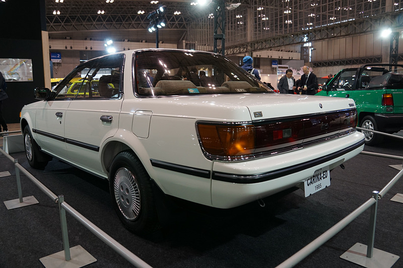 カリーナEDは、「ピラーレス 4ドアハードトップ」と低い車高で、スポーティかつクリーンなスタイルを特徴とし、4ドアの新しい市場を開拓