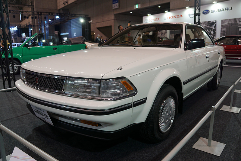 カリーナEDは、「ピラーレス 4ドアハードトップ」と低い車高で、スポーティかつクリーンなスタイルを特徴とし、4ドアの新しい市場を開拓