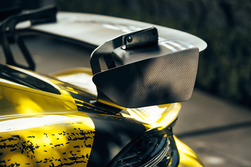 2枚のドアとリアウイングにカーボンファイバー素材と同等の重量と剛性を備えるという天然繊維コンポジット製品を採用。車両重量を軽減し、「原材料の持続可能な使用」も実現する