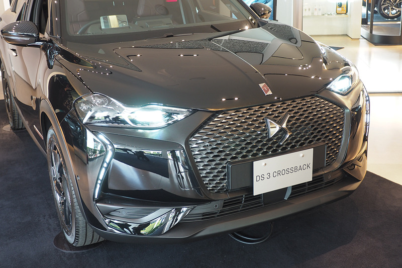 DSの特徴的なフロントグリルとDS MATRIX LED VISIONヘッドライト