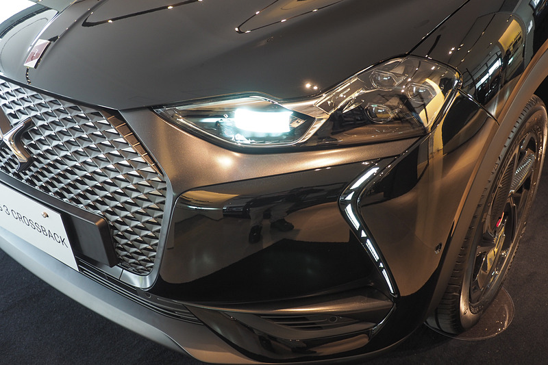 DSの特徴的なフロントグリルとDS MATRIX LED VISIONヘッドライト