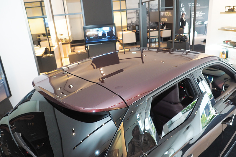 ルーフはボディと別の色になり、アンテナやレールなどは設定しない。全高もSUVとしては低い1534mm（海外仕様の数値）