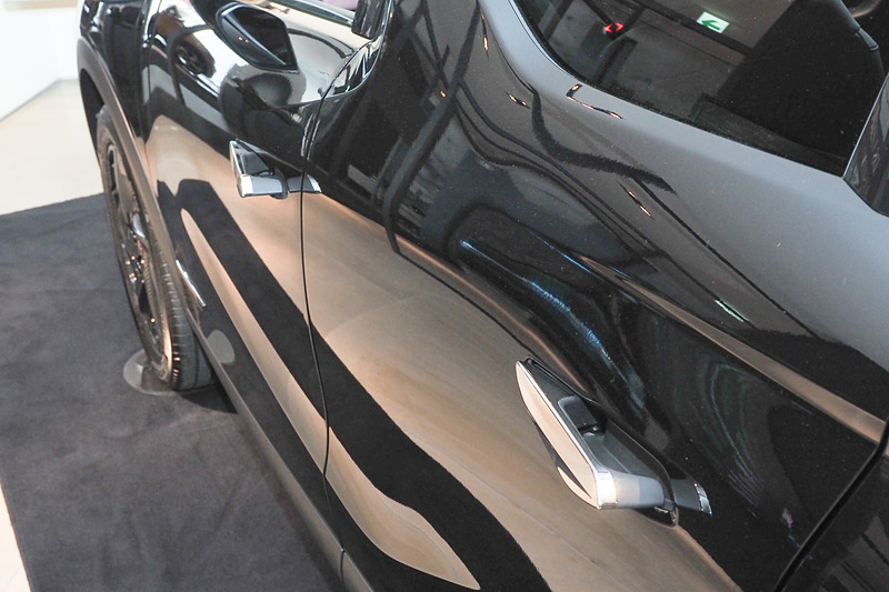 自動格納ドアハンドルは、キーを持った人が接近するとハンドルがポップアップするほか、ハンドルをプッシュしてもせり上がる