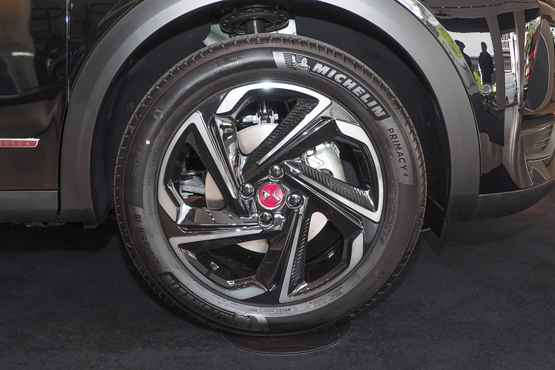 215/55R18のタイヤと専用ホイール