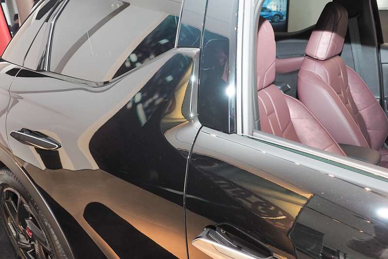 特徴的なBピラー。ドアウィンドウの縁にあるモールが見えようにしている所も特徴