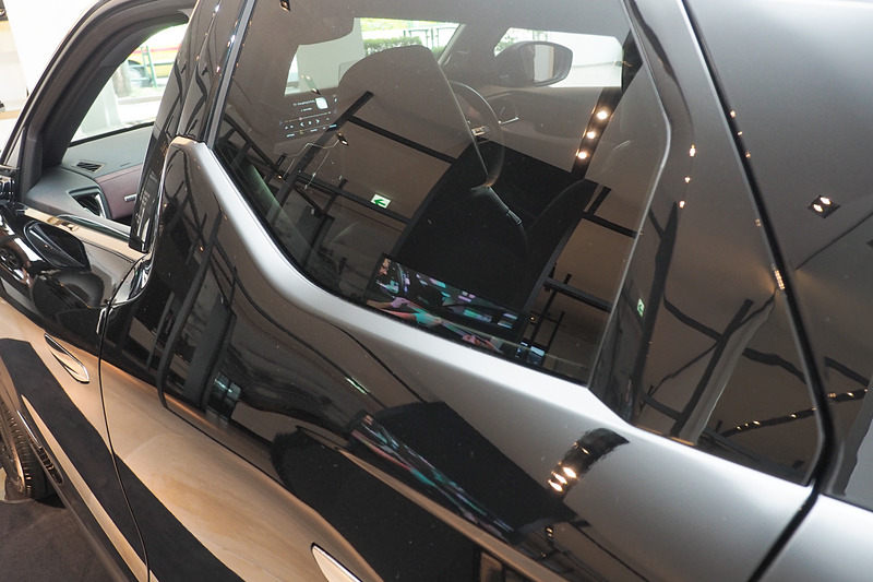 特徴的なBピラー。ドアウィンドウの縁にあるモールが見えようにしている所も特徴