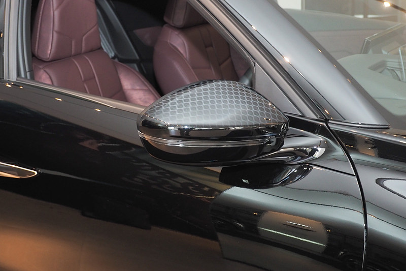 ドアミラーにグラフィックが施される