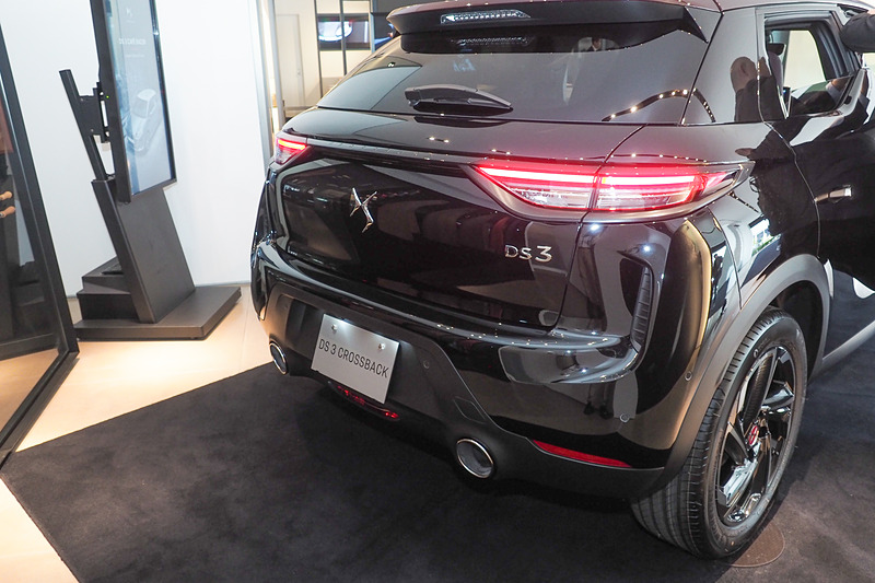 リアまわり。バンパーに2つのエキゾーストエンドを組み込むスタイル