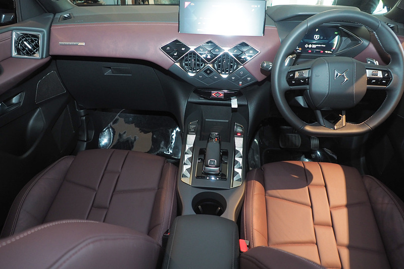 DS 3 クロスバックのインテリア。ステアリングホイールのセンターパッドもレザー張りでDSのエンブレムを備える